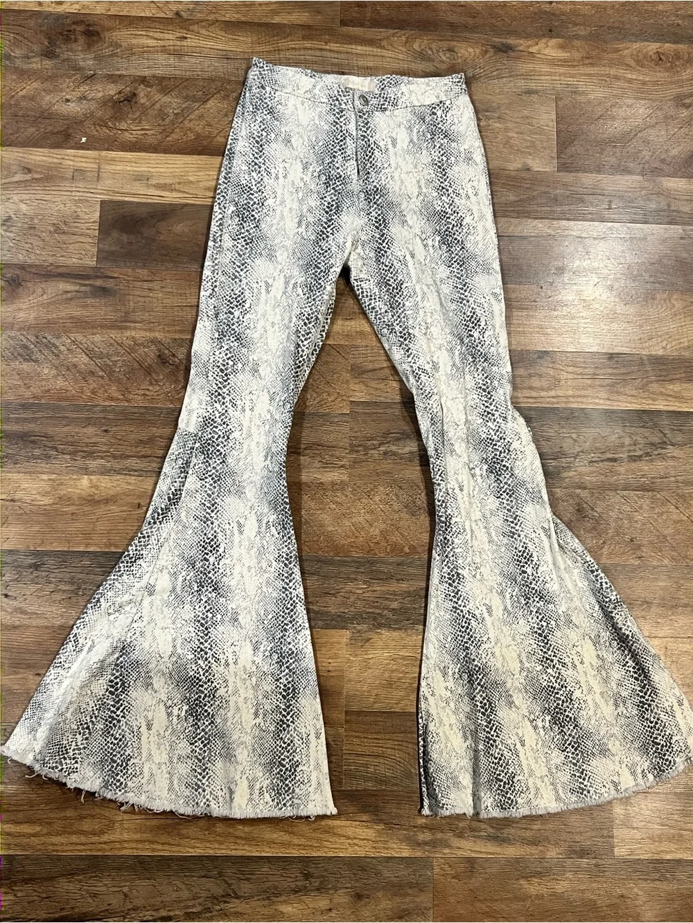 Womens Snake-Print Flare Pants - White/Grey